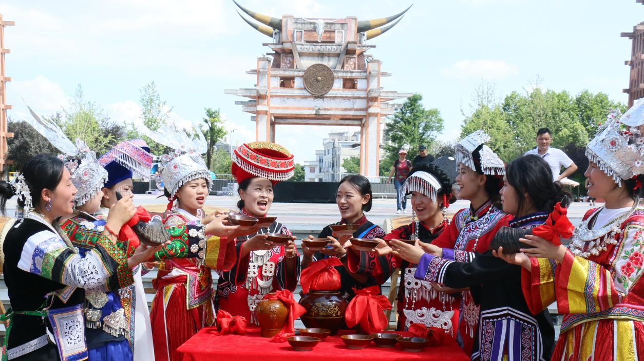 文旅新玩法！即日起至8月中下旬，天河潭景区每天持续上演「烟花剧秀」